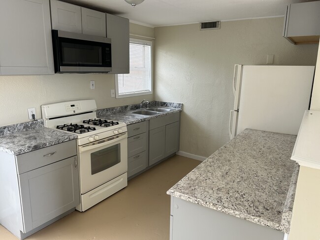 Kitchen, gas range - 5400 W Calle Cayeus