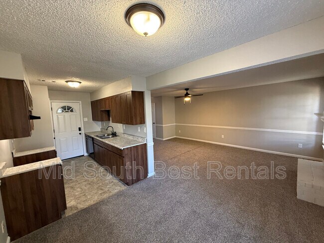 Foto del edificio - 5570 Blossom Ln