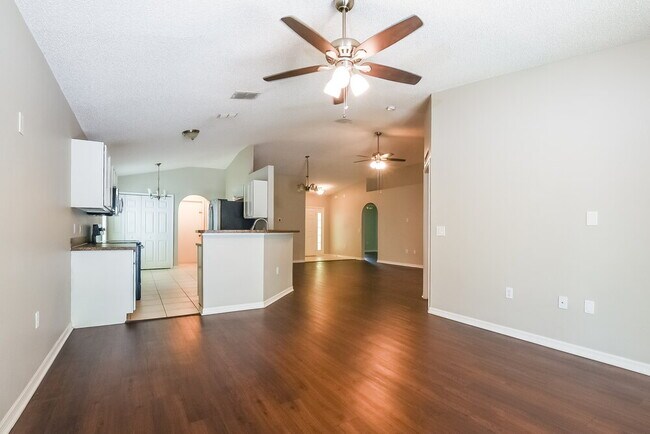 Foto del edificio - 13825 Econ Woods Ln