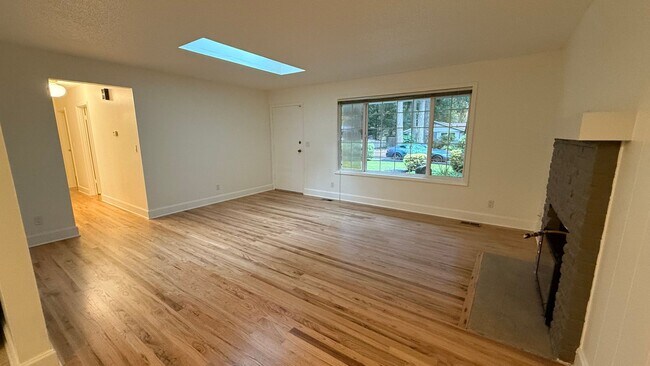 Foto del edificio - Stunning Forest Retreat in Lake Oswego 3 beds 2 baths + Den; Video!