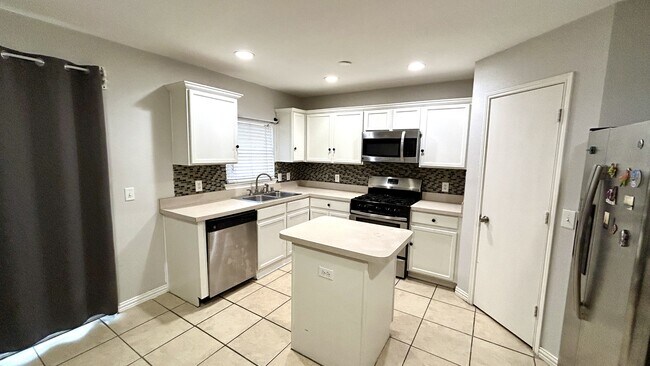 Building Photo - 111 Quail Run Dr