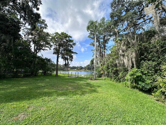 Foto del edificio - 5400 Lake Jessamine Dr