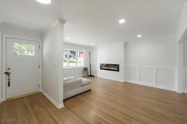 Building Photo - 33 Larchmont Rd