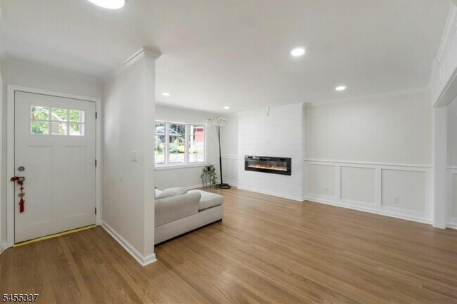 Foto del edificio - 33 Larchmont Rd