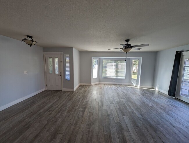 Foto del edificio - House with Solar Panels near Pernie Trail ...