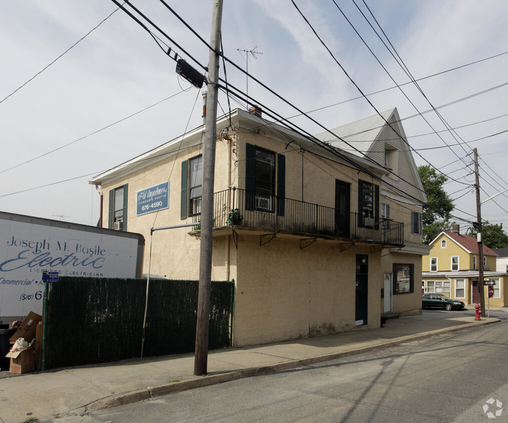 Primary Photo - 33 Grove St