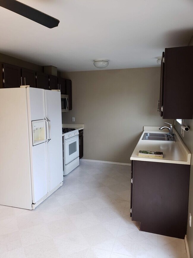 Foto del edificio - Beautiful Three Bedroom Centrally Located!