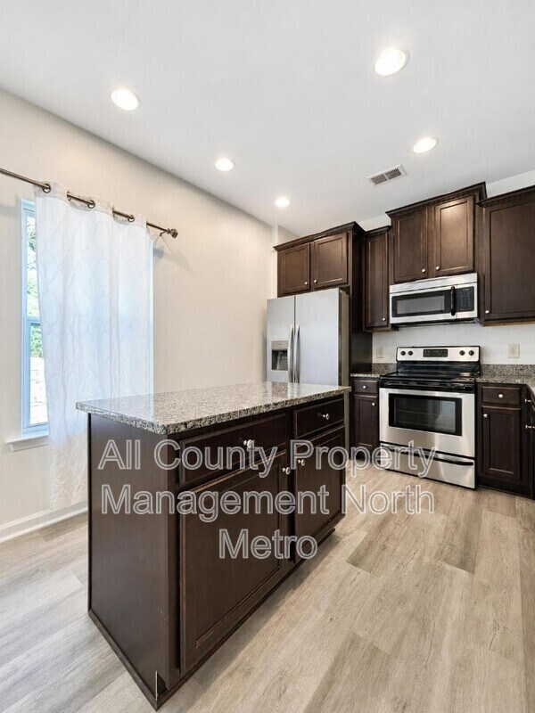 Building Photo - 417 Village View