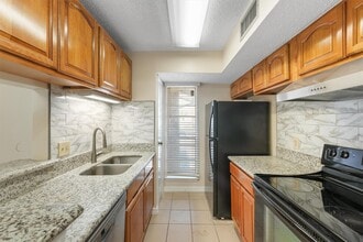 Building Photo - 9221 Imogene St