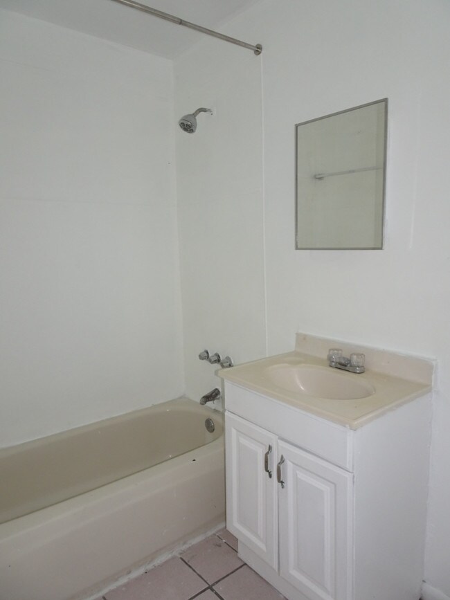 Building Photo - Warm Unit in Design District