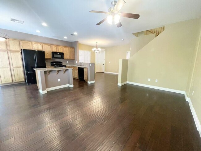 Foto del edificio - Beautiful 2-story single family home.