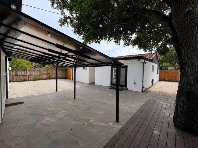 Building Photo - 165 Lawn Way