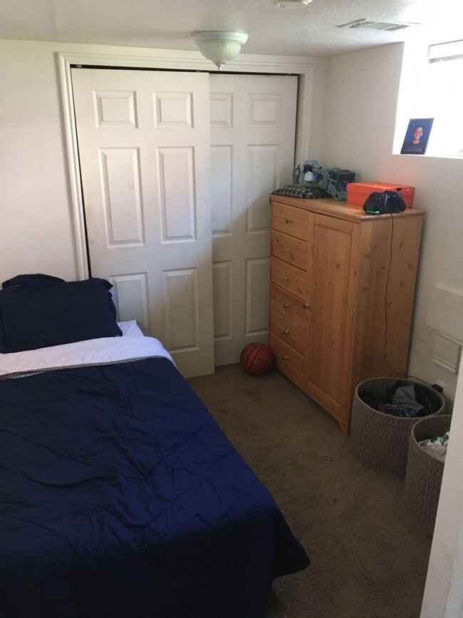 Building Photo - Great Basement Apartment