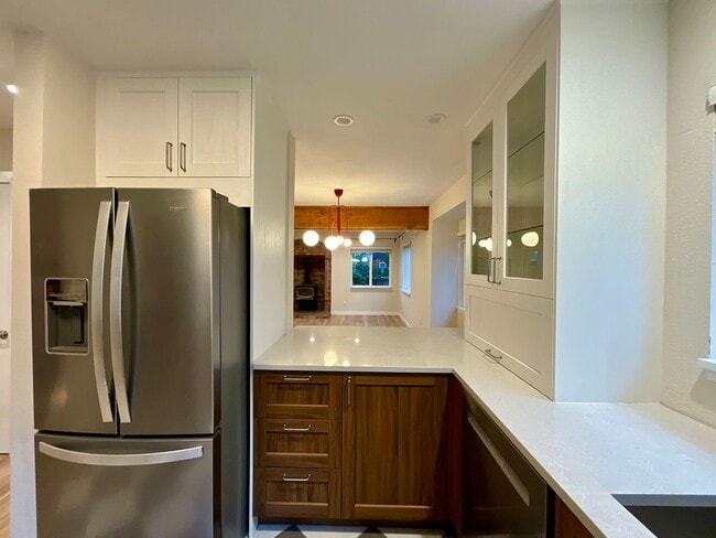 Building Photo - Beautiful Leschi Townhome with Fenced Yard