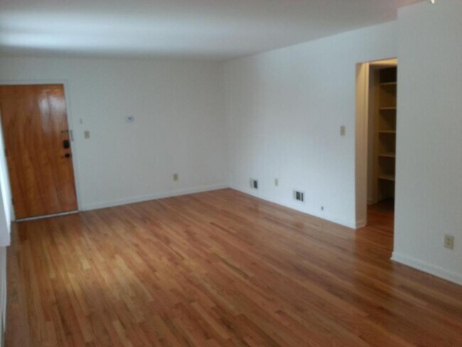 Building Photo - 6990 Town Lane