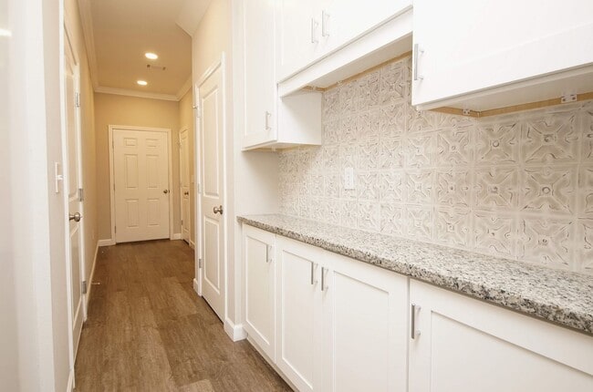 Building Photo - Great Location in Fort Walton Beach Near Bases and Hospital.