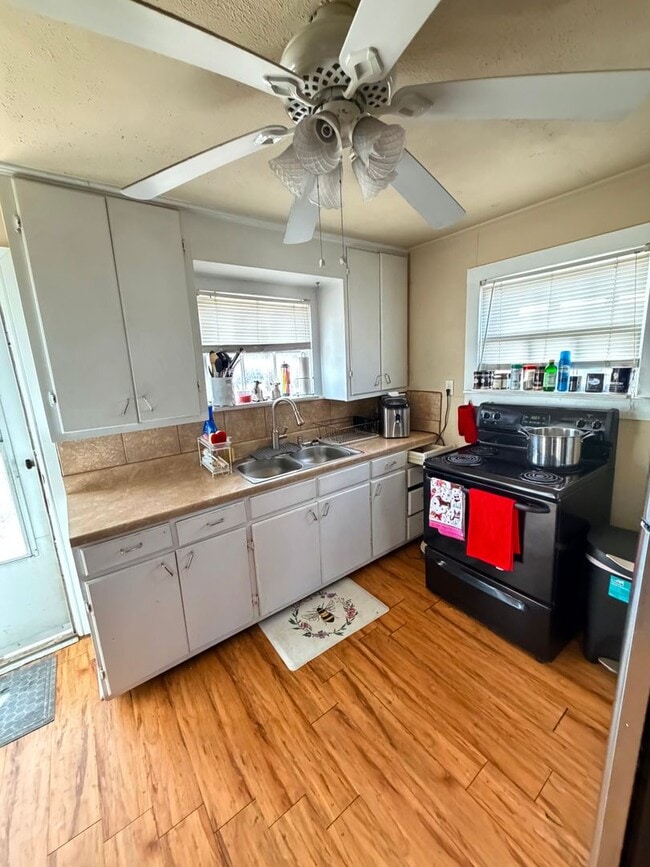 Building Photo - 307 W Russell St