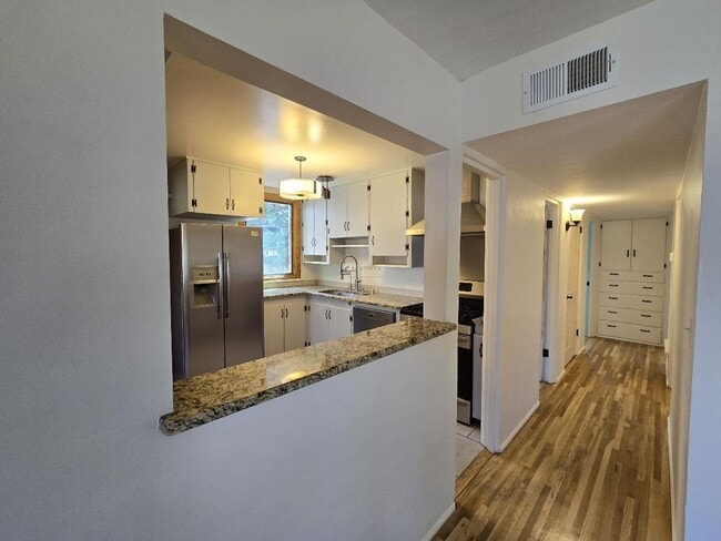 Building Photo - 130 Solana Dr
