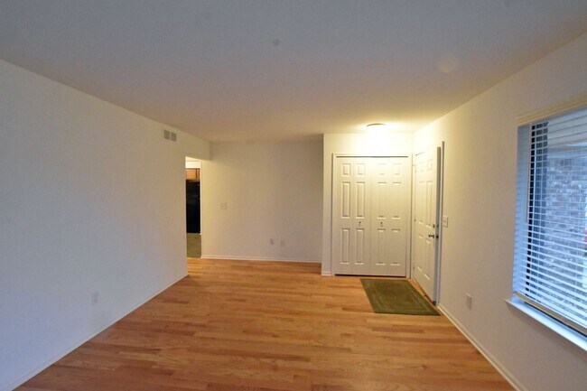 Foto del edificio - Shelby Township-2 Bedroom Duplex with Basement, Deck & Attached Garage