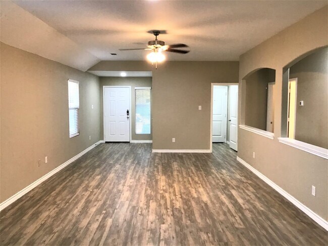 Building Photo - 135 E Kirnwood Dr