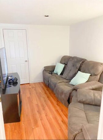 Photo du bâtiment - 2 Bedroom Basement Apartment for Rent – Available April 1st