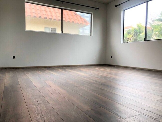 Master bedroom with corner windows. 13, 11" by 12' 4". - 12201 Texas Ave