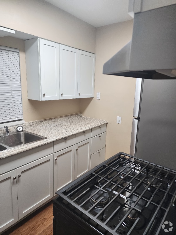 Building Photo - 3415 Riverside Dr