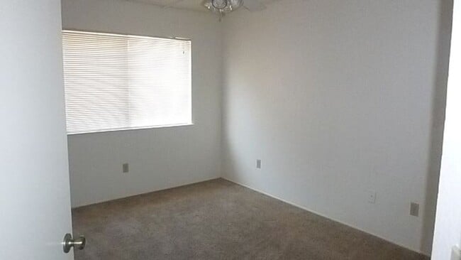 Building Photo - LAURELGLEN !