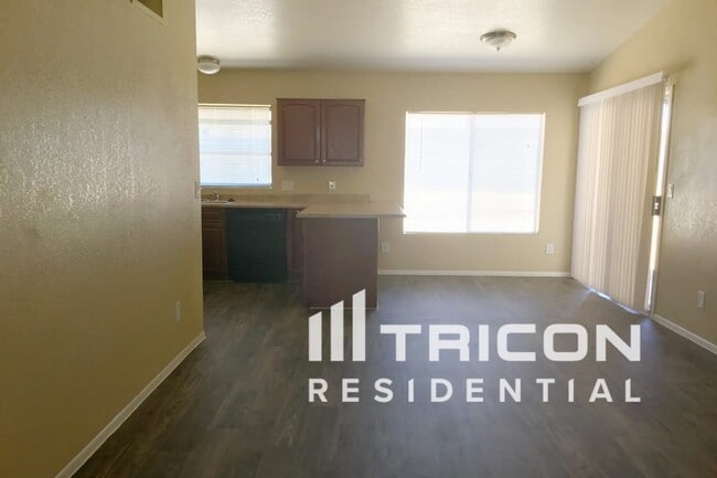 Foto del edificio - 10710 W Sells Dr