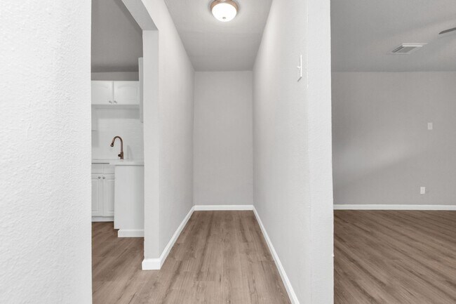 Foto del edificio - NICE 2 BEDROOM 1 BATH WITH 1600 SF