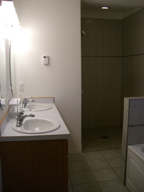 Building Photo - 3BR, 2.5BA home with 3 car garage with lak...