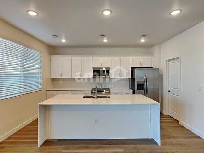 Building Photo - 9744 W Parkway Dr