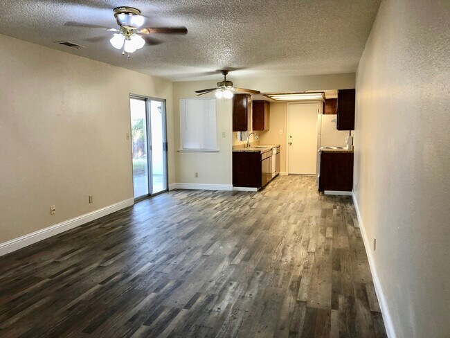 Foto del edificio - $1,699 Shaw and Minnewawa, 2 Bedroom Duple...