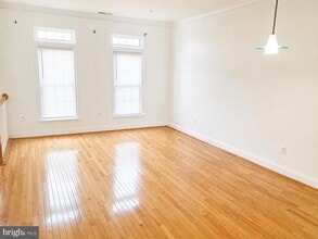 Building Photo - 855 Ramsay St