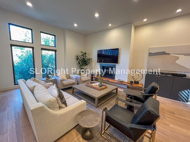 Foto del edificio - AVAILABLE SEPTEMBER- Fully Furnished Modern Home in San Luis Obispo - 4 Bedroom / 3 Bathroom