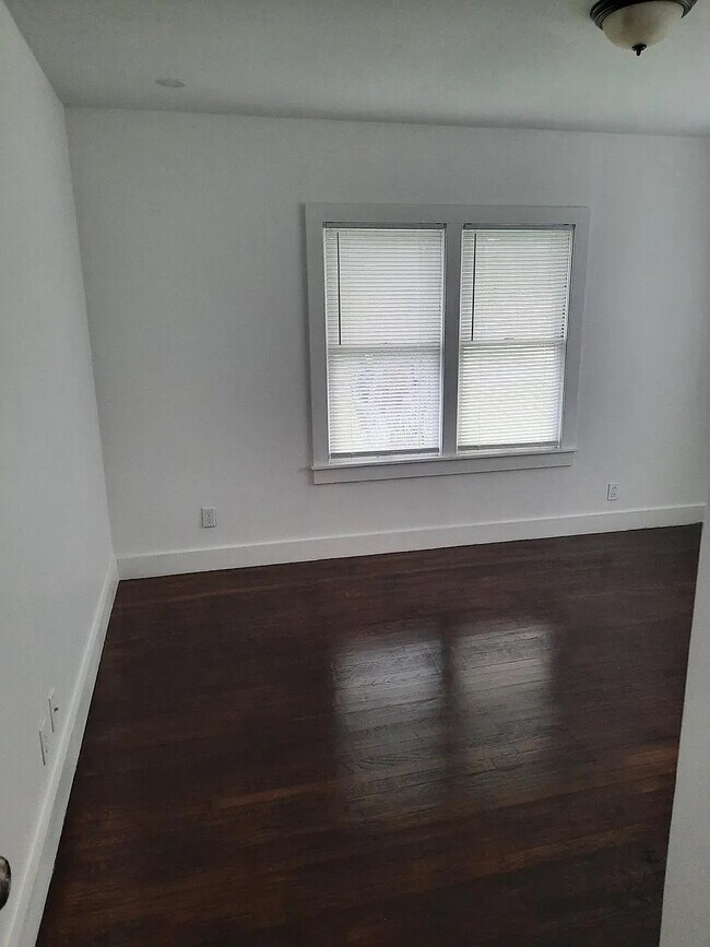 Foto del edificio - Room in House on Motel Dr