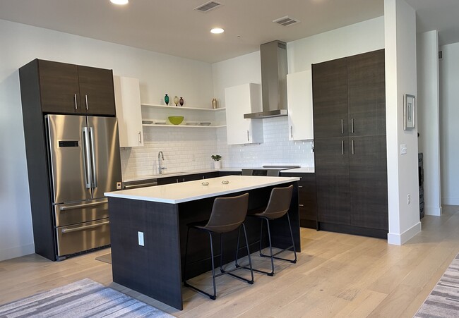 Kitchen w/island - 2570 Lawrence St