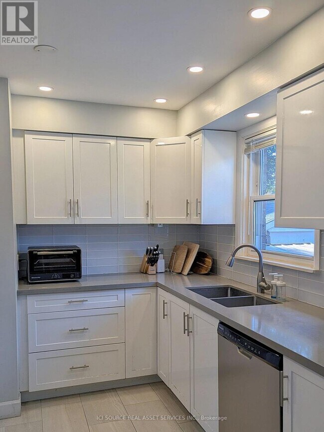 Building Photo - 43 Tansley Ave