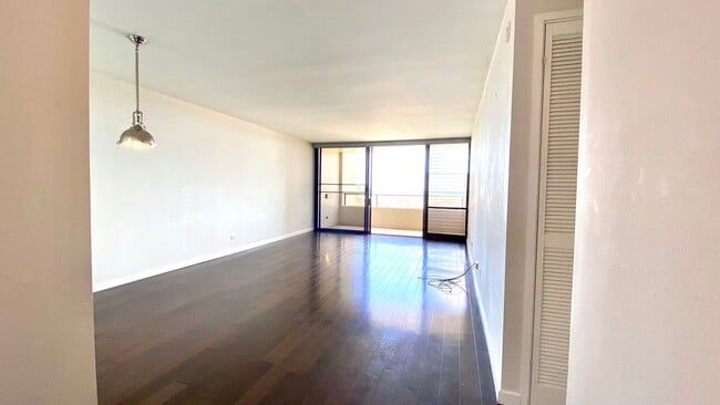Building Photo - AVAILABLE JULY - 2 BED 2 BATH w/ 2 COVERED...