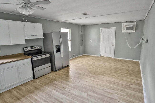 Building Photo - Newly Renovated 2 bed/1 bath