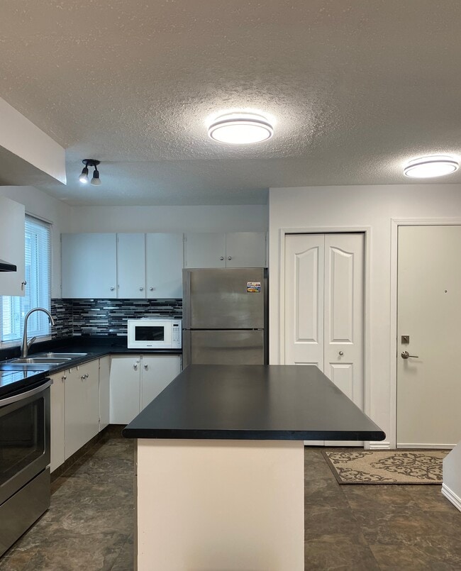 Building Photo - Spacious 3-Bedroom Townhouse in Coach Hill | $2,300 | Available Sept. 1
