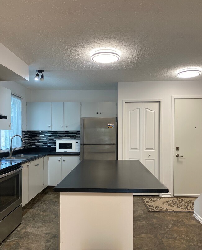 Photo du bâtiment - Spacious 3-Bedroom Townhouse in Coach Hill | $2,300 | Available Sept. 1