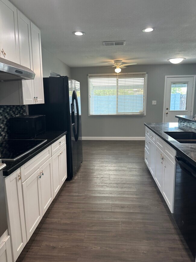 Kitchen & Nook - 3108 S George Dr