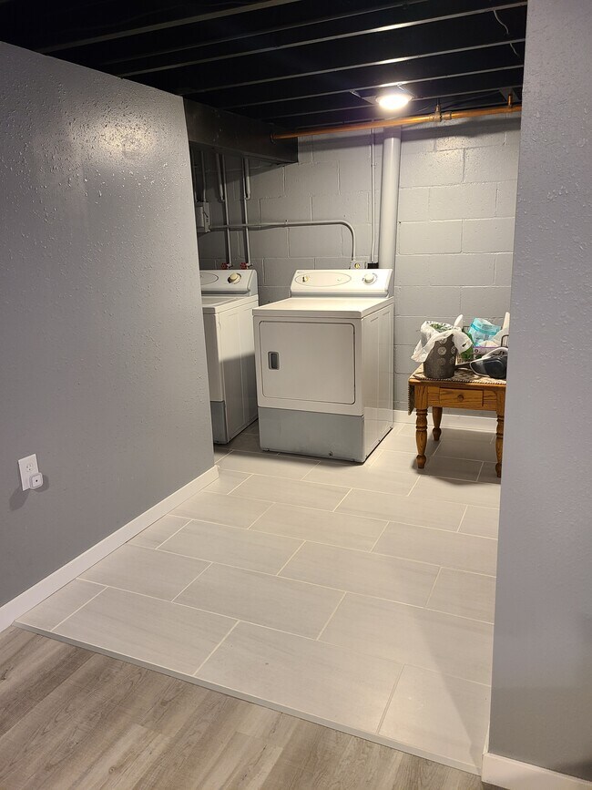 Baño del sótano - 211 Rose St N