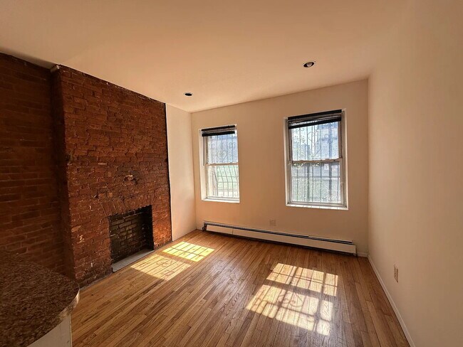 Foto del edificio - "Chic Urban Oasis: Cozy 1-Bedroom Apartment in Vibrant Brooklyn Locale!"