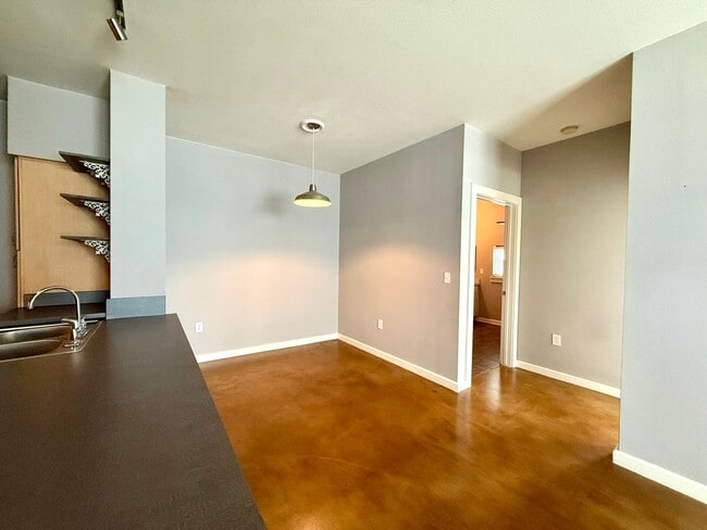 Building Photo - 1/1 with a garage!  Available for immediat...