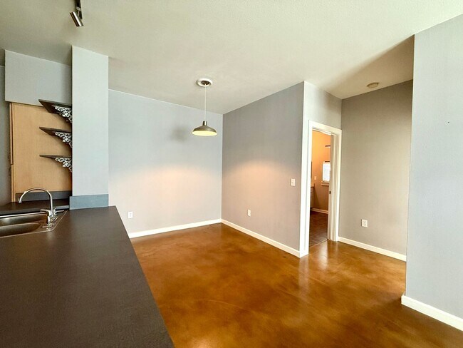 Foto del edificio - 1/1 with a garage!  Available for immediat...