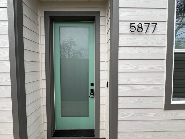 Foto del edificio - Modern 2-Bed, 1.5-Bath Condo with Custom Kitchen, Private Patio, and Prime Location