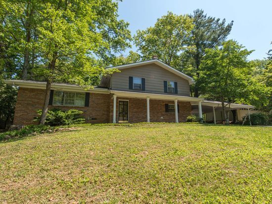 Front yard is large, back yard is level and fenced - 826 Murrell Rd