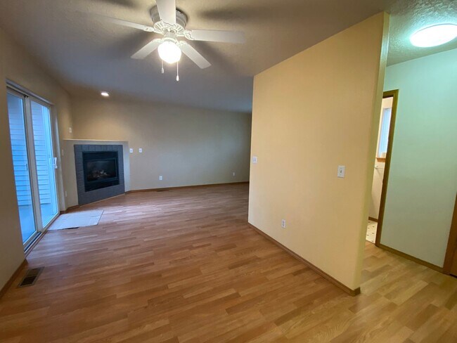 Foto del edificio - Great Duplex Unit with Attached Garage, Co...